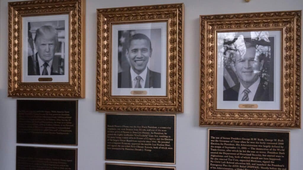 Donald Trump își completează portretele prezidențiale cu atacuri la adresa lui Obama și Biden