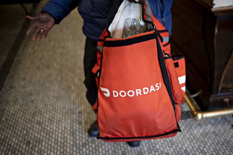 Șofer DoorDash acuzat de infracțiuni grave după ce ar fi stropit mâncarea clienților