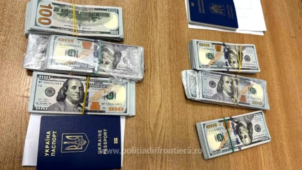 Două ucrainence surprinse la frontieră cu 60.000 de dolari bine camuflați în cizme