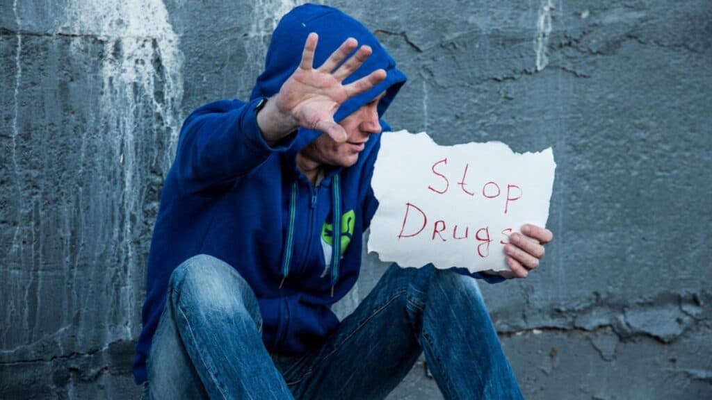 Drogurile sfâșie legăturile familiale: o mamă trăiește coșmarul provocat de fiul ei dependent de substanțe interzise, amenințată cu moartea dacă anunță autoritățile