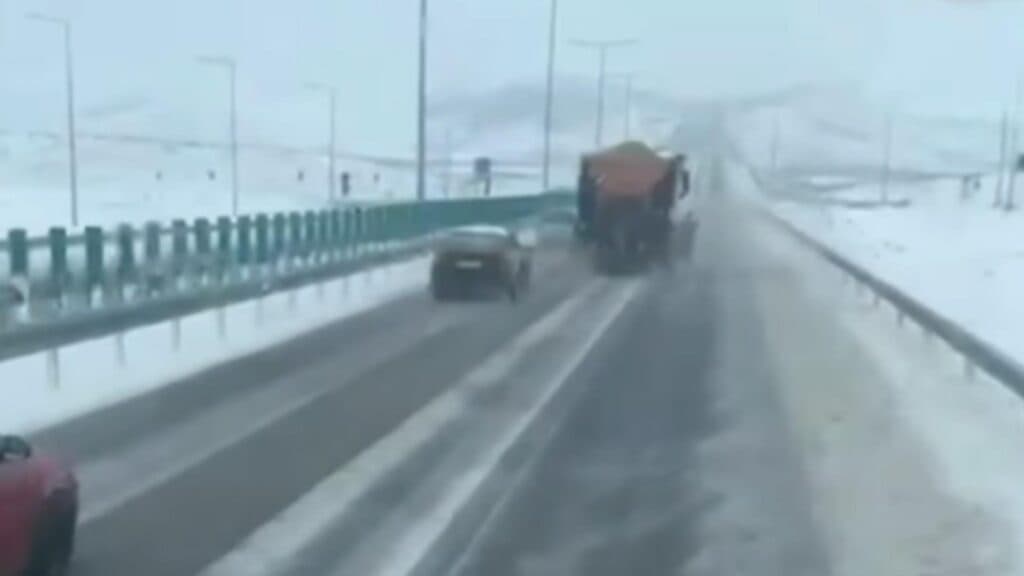 Atenție, șoferi! Drumarii avertizează: evitați depășirea utilajelor de deszăpezire și mențineți distanța de siguranță