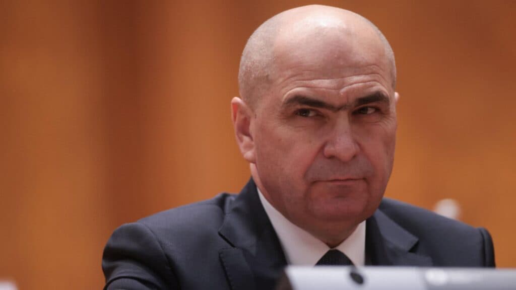 Bolojan își înșală concetățenii, promițând că nu vor fi majorate impozitele anul viitor, după ce a dus țara la sărăcie