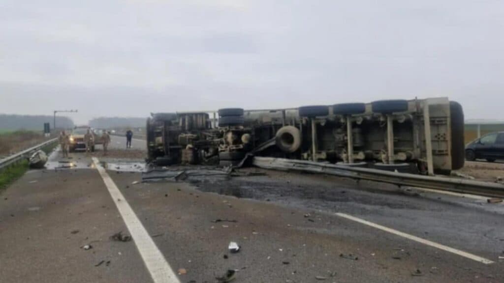 Eroism pe Autostrada A3: Trei militari francezi NATO intervin pentru a salva un șofer răsturnat cu basculanta în drum spre Ploiești