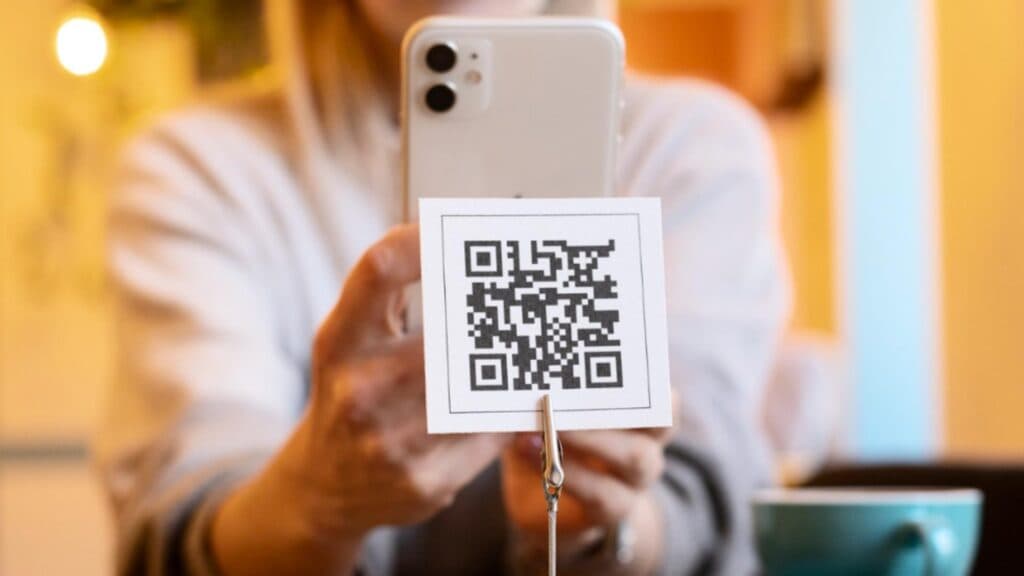 Escrocheriile cu coduri QR se răspândesc în România: descoperă tehnicile infractorilor și capcanele care te pot costa scump