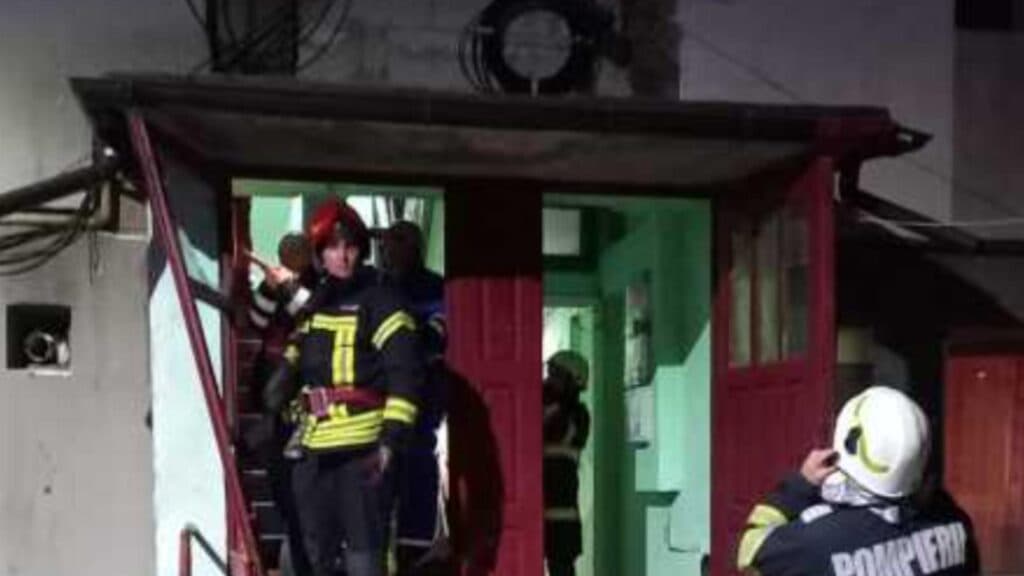 Deflagrație devastatoare într-o garsonieră din Vulcan: un bărbat suferă răni severe