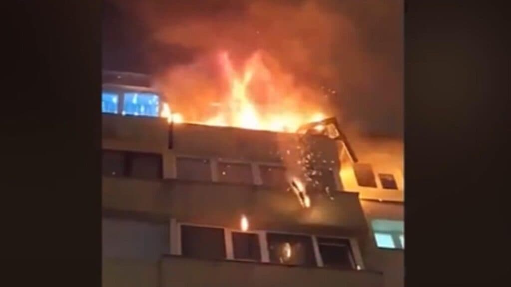 Detonare devastatoare și flăcări într-un bloc din Brașov: un bărbat a fost dus de urgență la spital