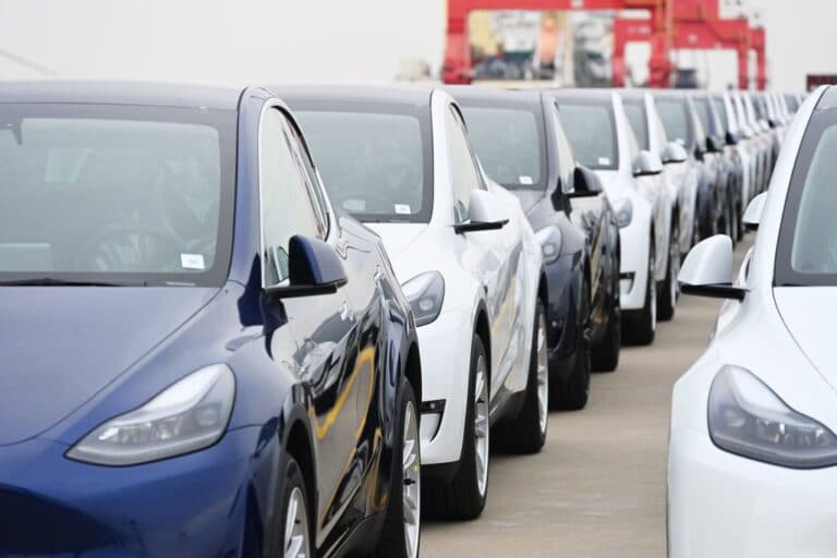 Autoritățile descoperă noi plângeri privind sistemul FSD al Tesla, care trece pe roșu și schimbă benzi nepermis