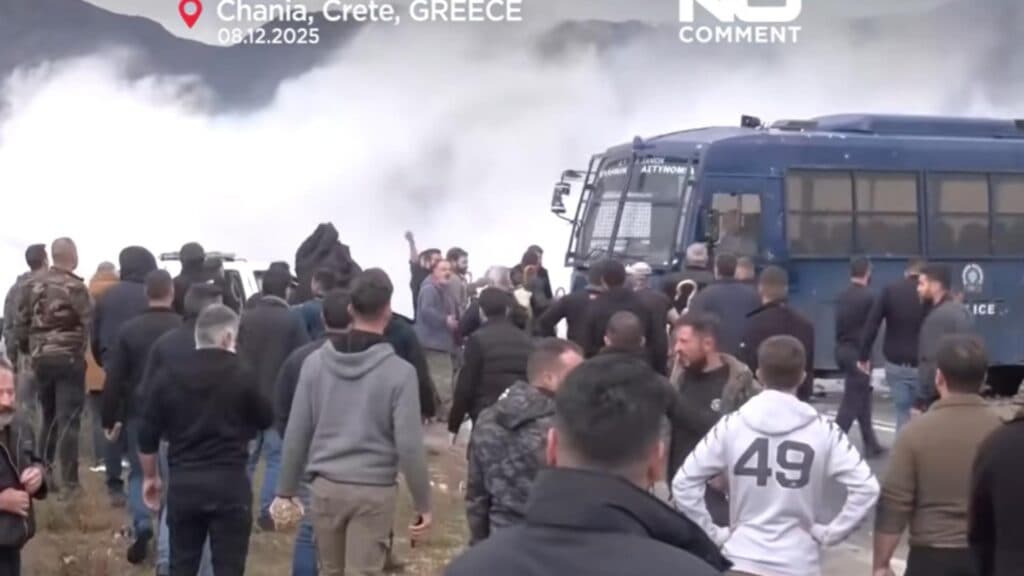 Fermierii greci se confruntă cu autoritățile: aeroporturile sunt închise și drumurile sunt blocate în Creta din cauza protestelor intense