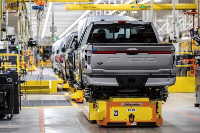 Noua generație F-150 Lightning de la Ford va include un generator pe benzină, marcând o schimbare de direcție în strategia lor privind vehiculele electrice mari