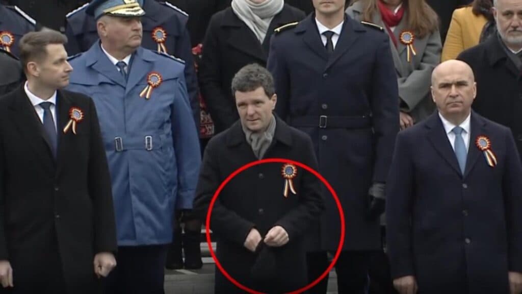 Moment stânjenitor la festivitatea de 1 Decembrie: Nicușor Dan s-a echipat cu mănuși după salutul oficial