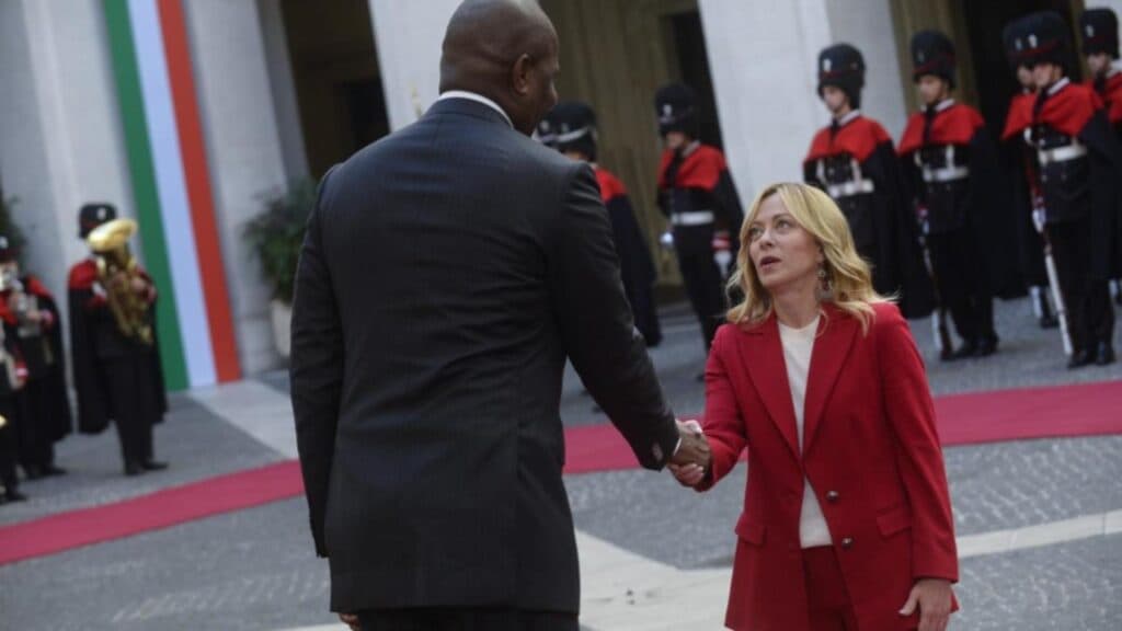 Giorgia Meloni în centrul atenției: momentul amuzant cu președintele Mozambicului care i-a lăsat gura căscată