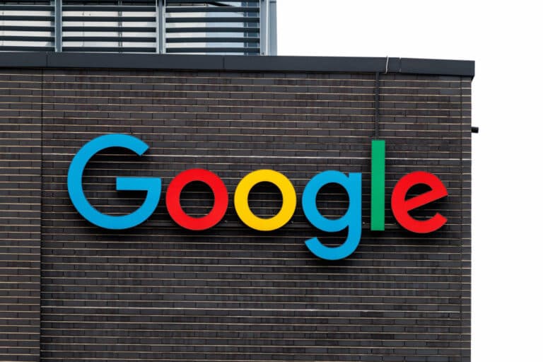 Google experimentează sinteze de articole bazate pe inteligența artificială în paginile de știri ale unor publicații selectate