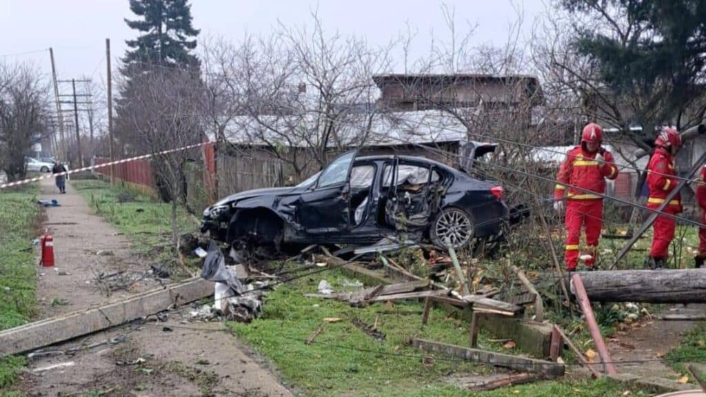 Accident dramatic pe drum: un șofer a lovit un stâlp în tentativa de a scăpa de poliție