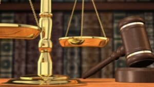 Guvernul amenință Justiția cu un impas total prin atacarea dreptului la apărare. Uniunea Barourilor denunță “ordonanța cu efecte devastatoare”