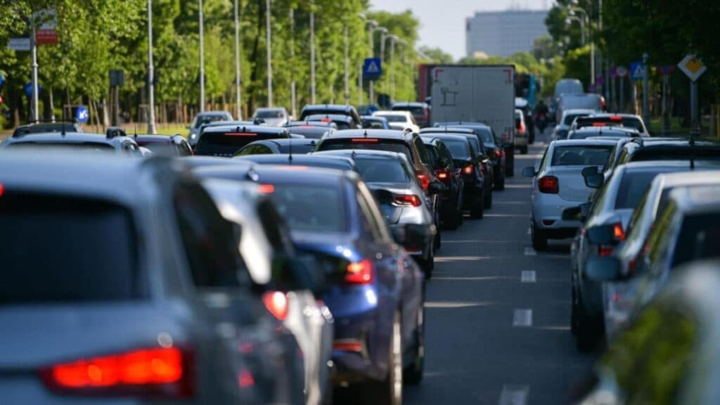 Scenă de necrezut: Șefa Transporturilor din PMB, în mijlocul unui conflict de trafic, amenință un taximetrist cu pistolul