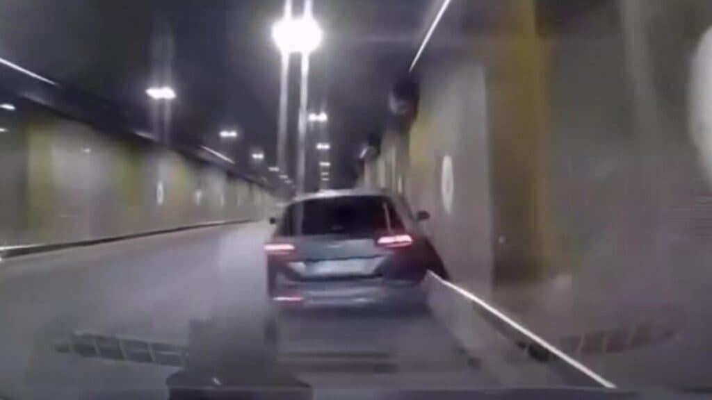 Accidente incredibile în inima Capitalei: O mașină „zburătoare” s-a răsturnat în Pasajul Unirii