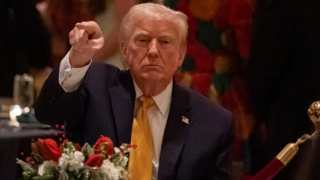 În mijlocul tumultului legat de scandalul Epstein, Trump își îndreaptă furia către cei care l-au venerat pe controversatul finanțator, pentru a-l părăsi apoi fără milă