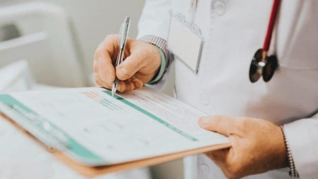 În ultima întâlnire din 2025, Executivul plănuiește să reducă o zi din concediul medical al cetățenilor români