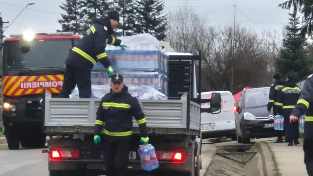 Apă potabilă încă lipsă la robinete: MAI continuă să asigure cisterne și apă îmbuteliată pentru zonele afectate
