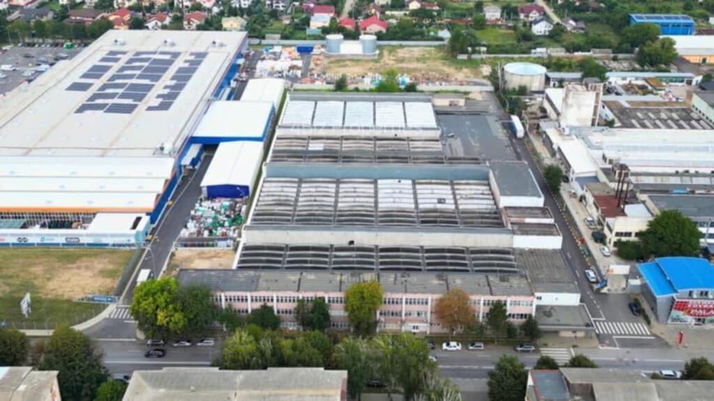 O nouă unitate industrială se clatină sub povara măsurilor economice: fostă sursă de profit, fabrica ce producea centuri de siguranță și scaune auto pentru copii își caută acum salvarea la licitație