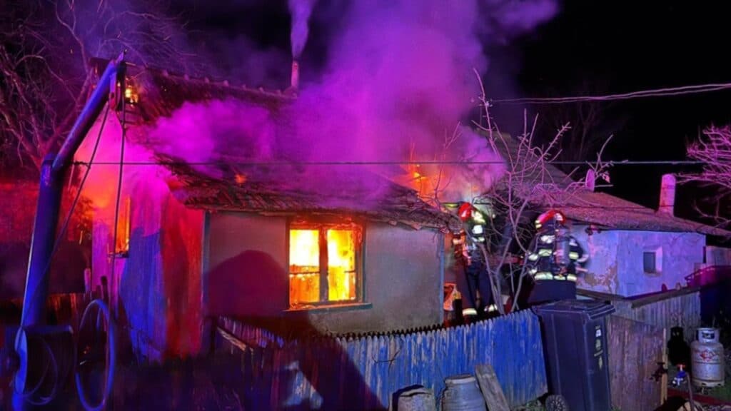 Flăcări necruțătoare în Tulcea: Un bărbat și-a pierdut viața în urma unui incendiu tragic