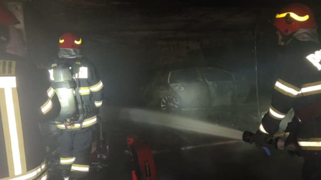 Flăcări devastatoare în parcarea unui mall din Ploiești: ce a declanșat incendiul unei mașini