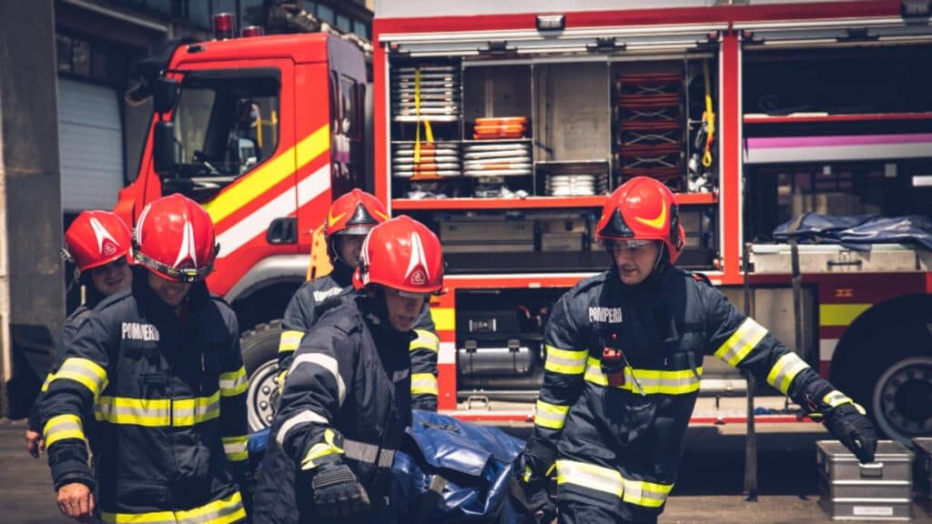 Flăcări devastatoare într-un apartament târgoviștean: un bărbat a fost rănit, iar 11 locatari s-au refugiat în siguranță
