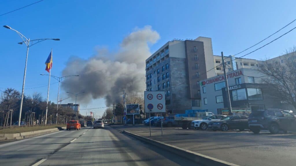 Flăcări devastatoare la intrarea în București: un depozit în flăcări, iar 16 echipaje de pompieri se află în acțiune – Alertă RO emisă
