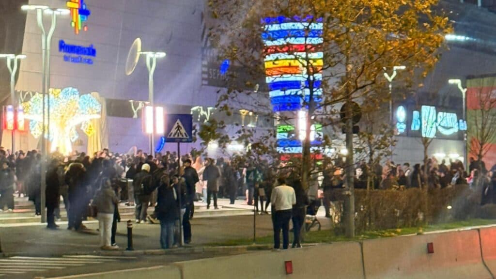 Flăcări la Mall Promenada din București: evacuare rapidă și intervenție a pompierilor