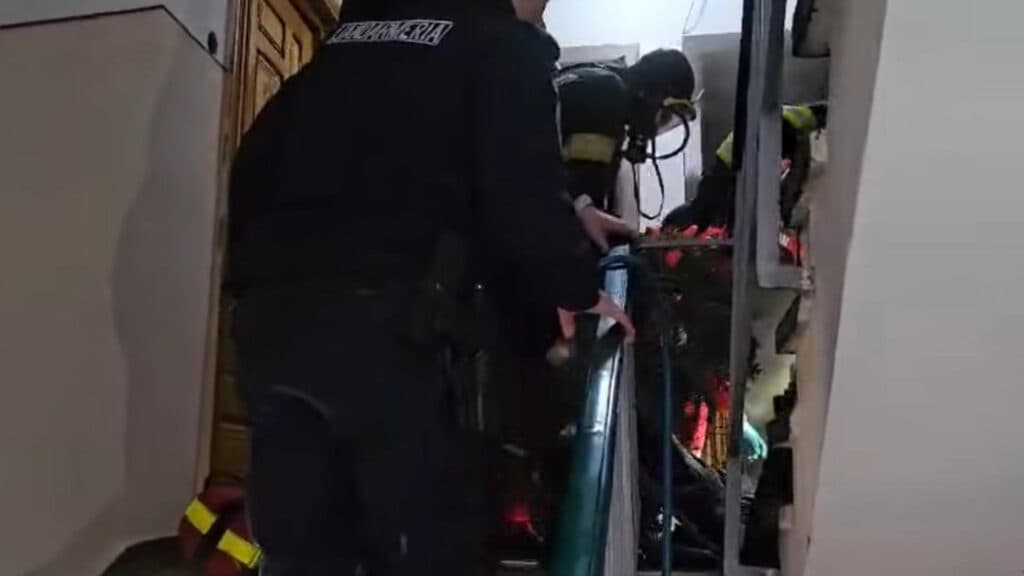 Tragedie într-un apartament: Un bărbat de 42 de ani a fost descoperit decedat, iar pompierii au intervenit cu forța pentru a pătrunde în locuință