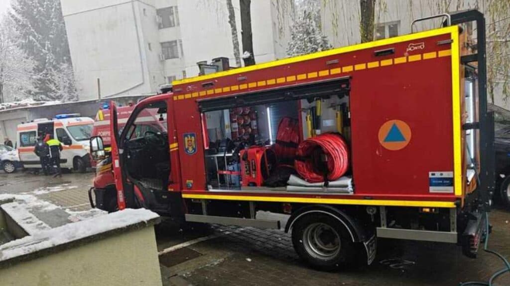 Flăcări devastatoare în ajunul Crăciunului: locatarii unui bloc, obligați să părăsească locuințele din cauza unui incendiu provocat intenționat
