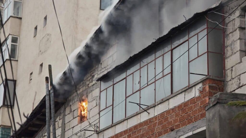 Flăcări devastatoare în Giurgiu: O pensionară de 74 de ani, salvată de intervenția pompierilor