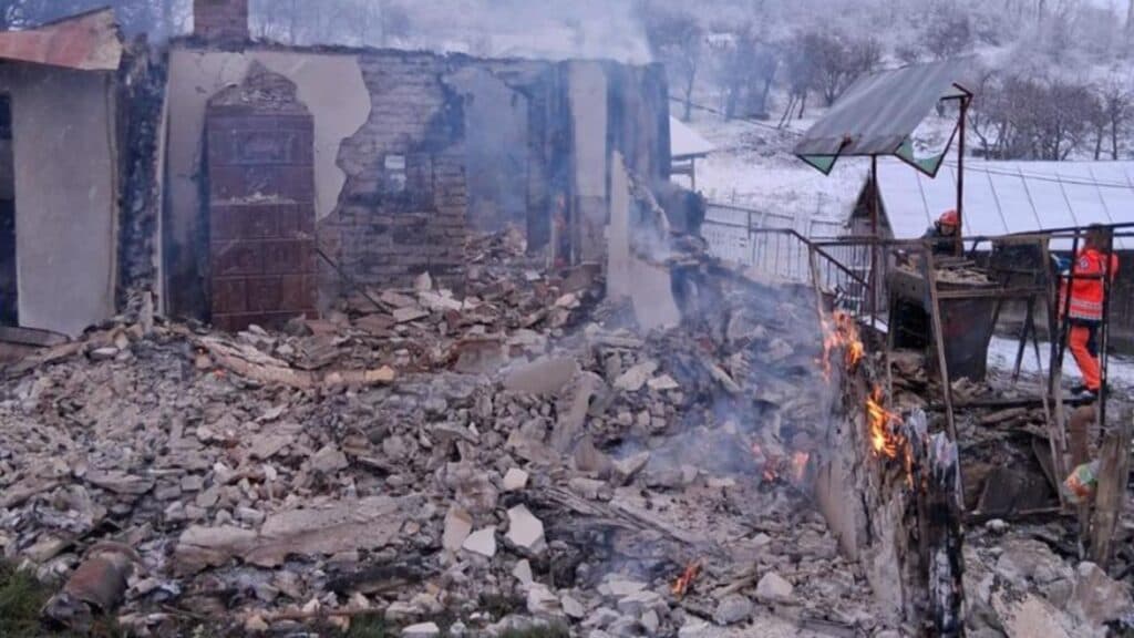 Crăciun cu tristețe: o casă a fost devastată de flăcări, iar echipele de salvare au găsit indicii de prezență umană