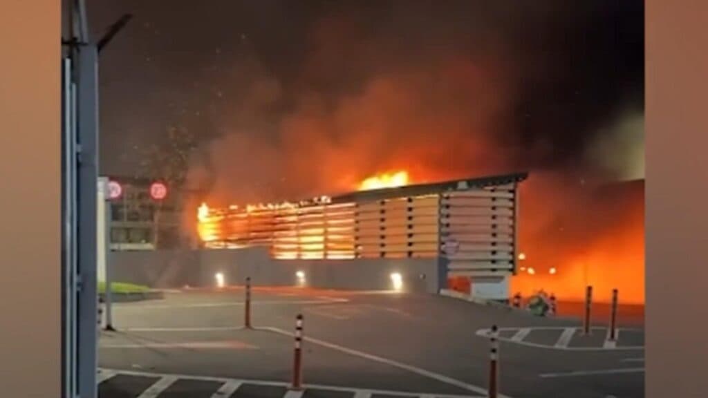 Flăcări devastatoare în Rahova: o petardă ar fi declanșat incendiul într-un cartier rezidențial