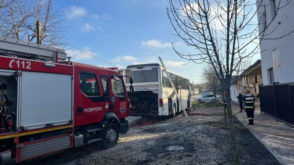 Flăcări devastatoare într-un autobuz plin de pasageri, în Timiș