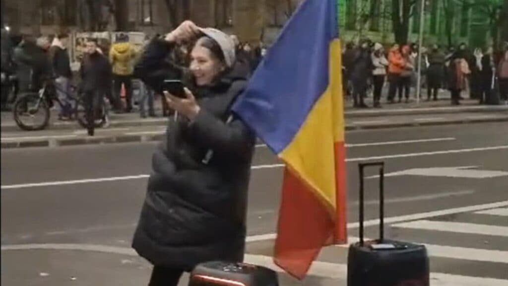 Incident neașteptat în Piața Victoriei: O protestatară cu drapelul României și melodii patriotice atrage atenția