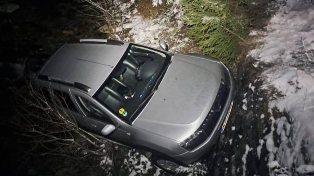 Accident de Crăciun pe un drum de pădure: o mașină cu șase persoane s-a prăbușit de pe un pod