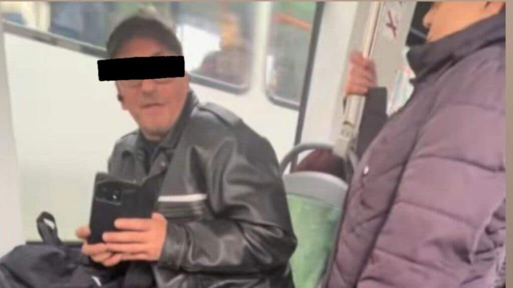 Scenă șocantă în București: două eleve, atacate într-un tramvai pentru că își făceau temele