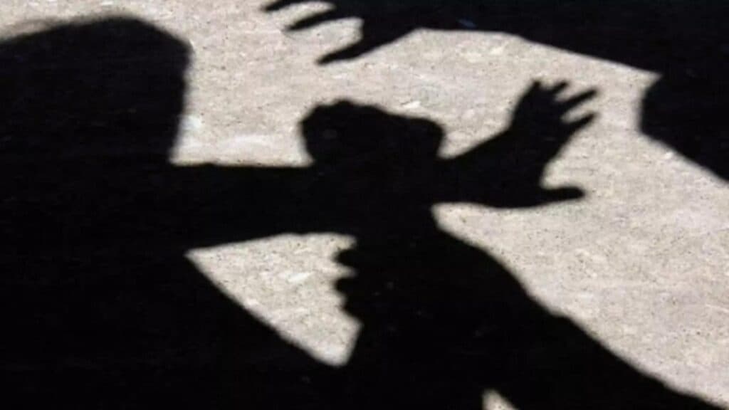 Întâmplare uluitoare într-o școală din Teleorman: o elevă răpită din clasă și agresată pe stradă. Trei adolescente reținute