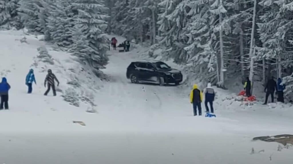 Imprudența la volan: Un vizitator a pătruns cu autoturismul pe pârtia de sănii din Parâng