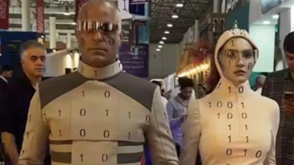 Iranul și-a prezentat „roboții avansați”, dar s-au dovedit a fi oameni mascați