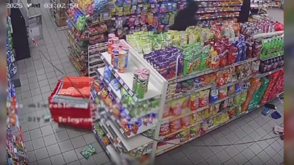 Hoții au comis o gafă hilară: au lăsat bancomatul pe drum!