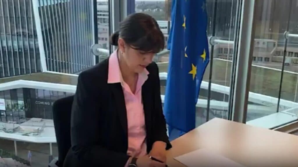 Kovesi face dezvăluiri despre adversarii puternici și amenințători. Lidera cătușelor își dorește să revină în țară