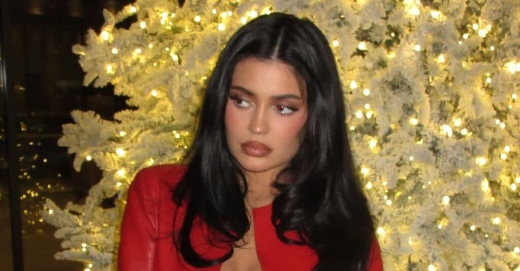 Kylie Jenner stârnește admirație cu un decolteu atrăgător la petrecere! Bustul său impresionant a fost pe punctul de a ieși din bluză