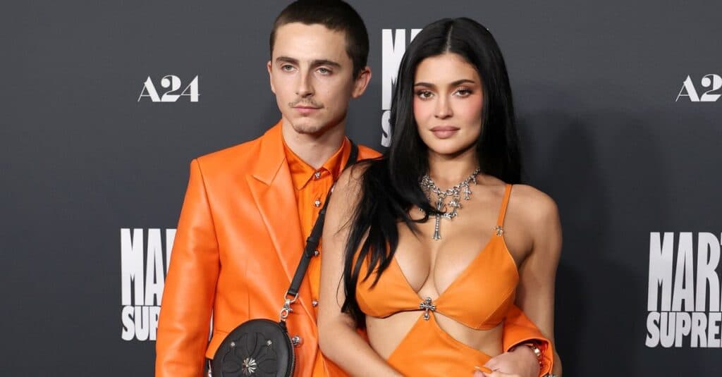 Kylie Jenner a strălucit pe covorul roșu, coordonându-se perfect cu iubitul său! Toate privirile au fost îndreptate către ei
