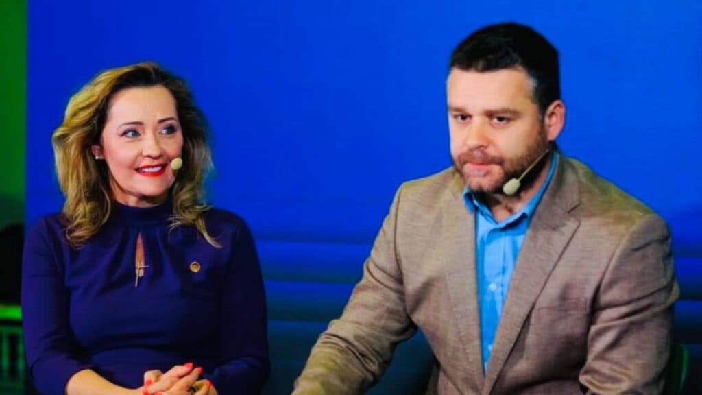 Lasconi își bate joc de Drulă. Fosta lideră a „reziștilor” îl aplaudă pe Ciucu și împarte o imagine cu el