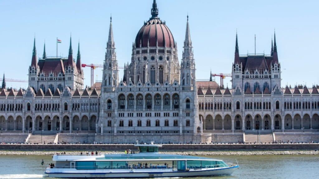Ungaria în criză: Budapesta, retrogradată în categoria „junk”, iar investitorii se îndepărtează rapid