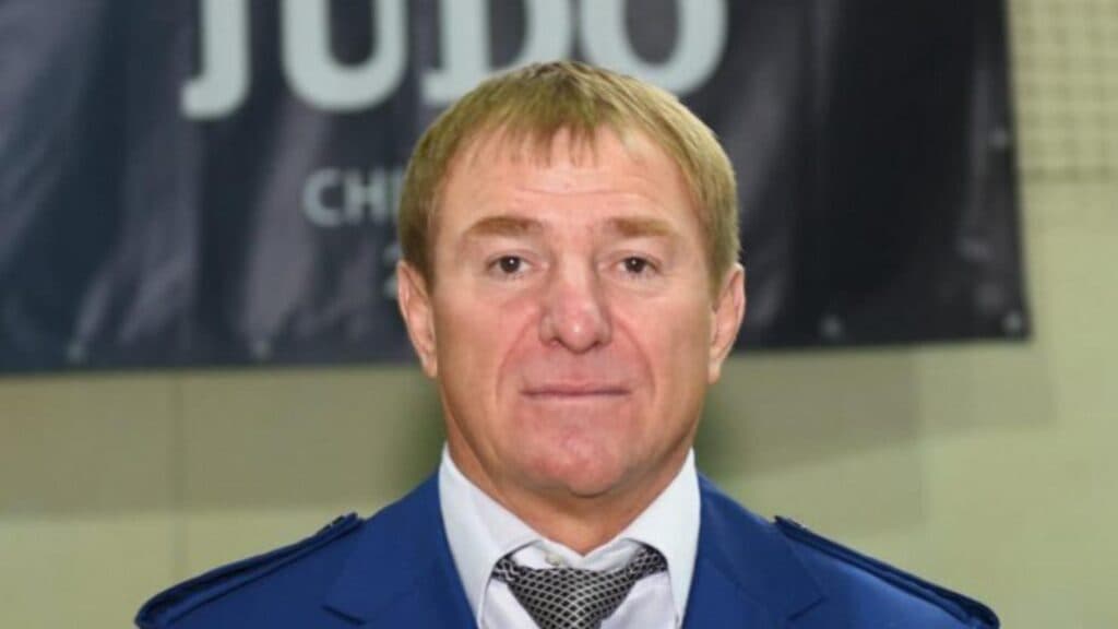 Maia Sandu îi ia distincția șefului Federației Moldovenești de Judo după deschiderea unui dosar penal