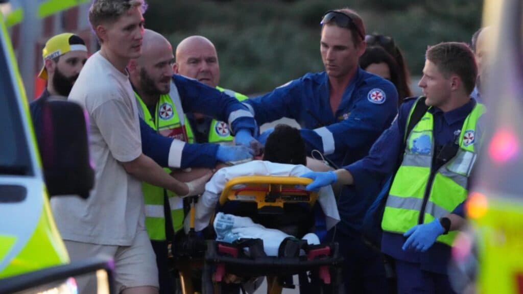Tragedie într-o stațiune australiană: o ceremonie a comunității evreiești devine locul unei atrocități, cu 12 vieți pierdute și aproape 30 de răniți