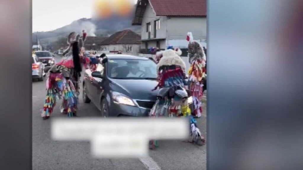 Automobil scuturat de vocile nemulțumite ale colindătorilor în legătură cu recompensele primite